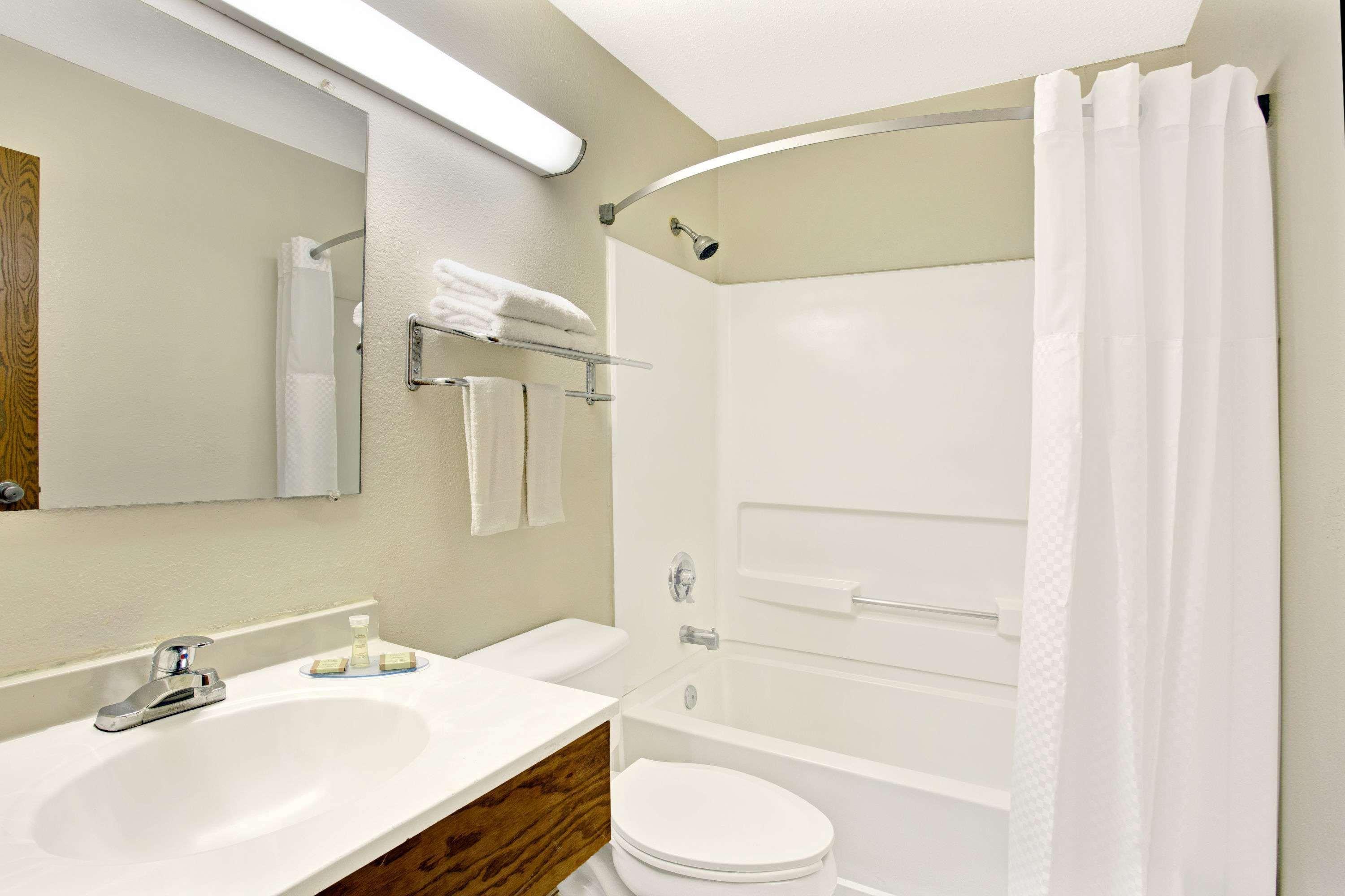 Super 8 By Wyndham Newport News/Jefferson Ave. Hotel Екстериор снимка