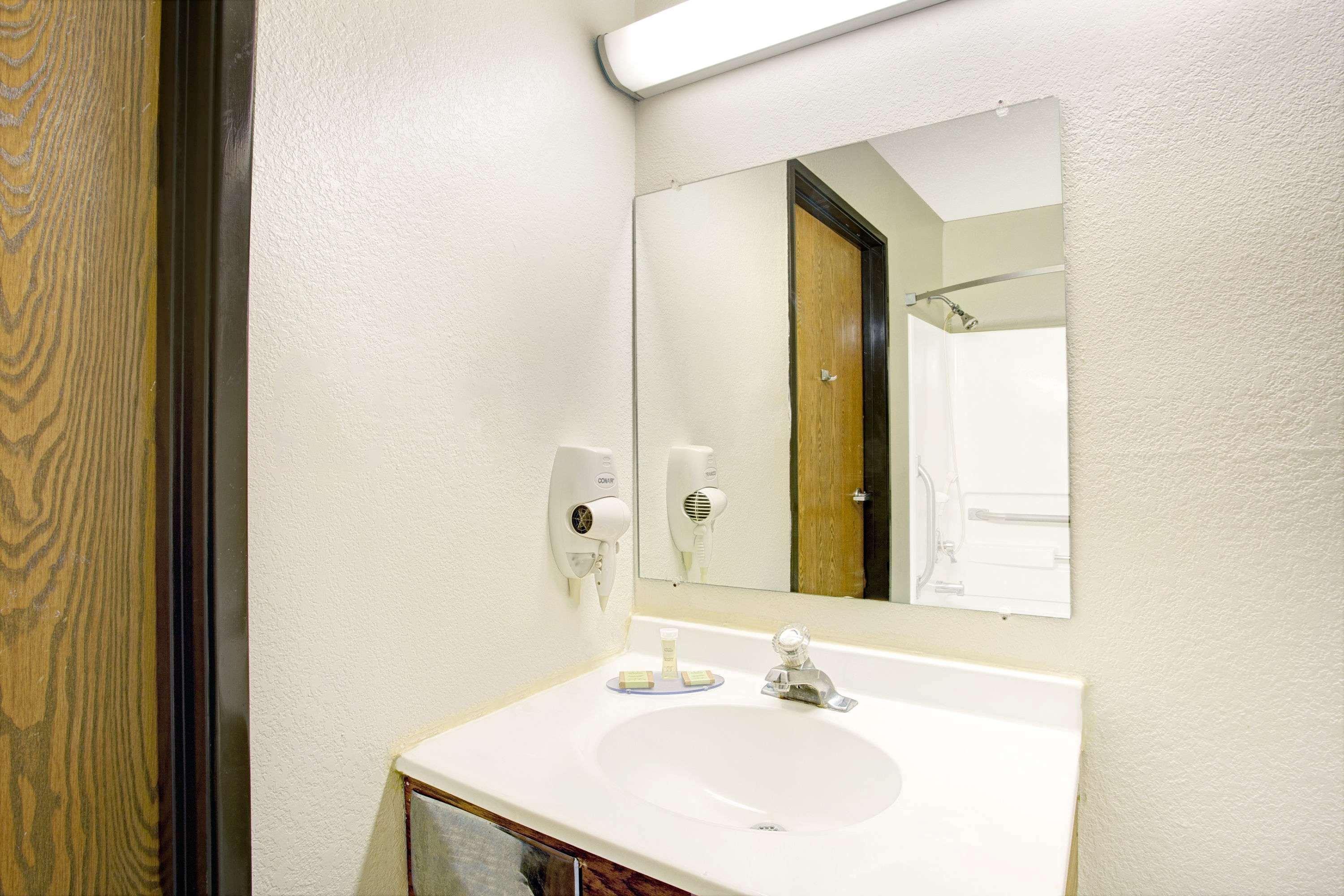 Super 8 By Wyndham Newport News/Jefferson Ave. Hotel Екстериор снимка