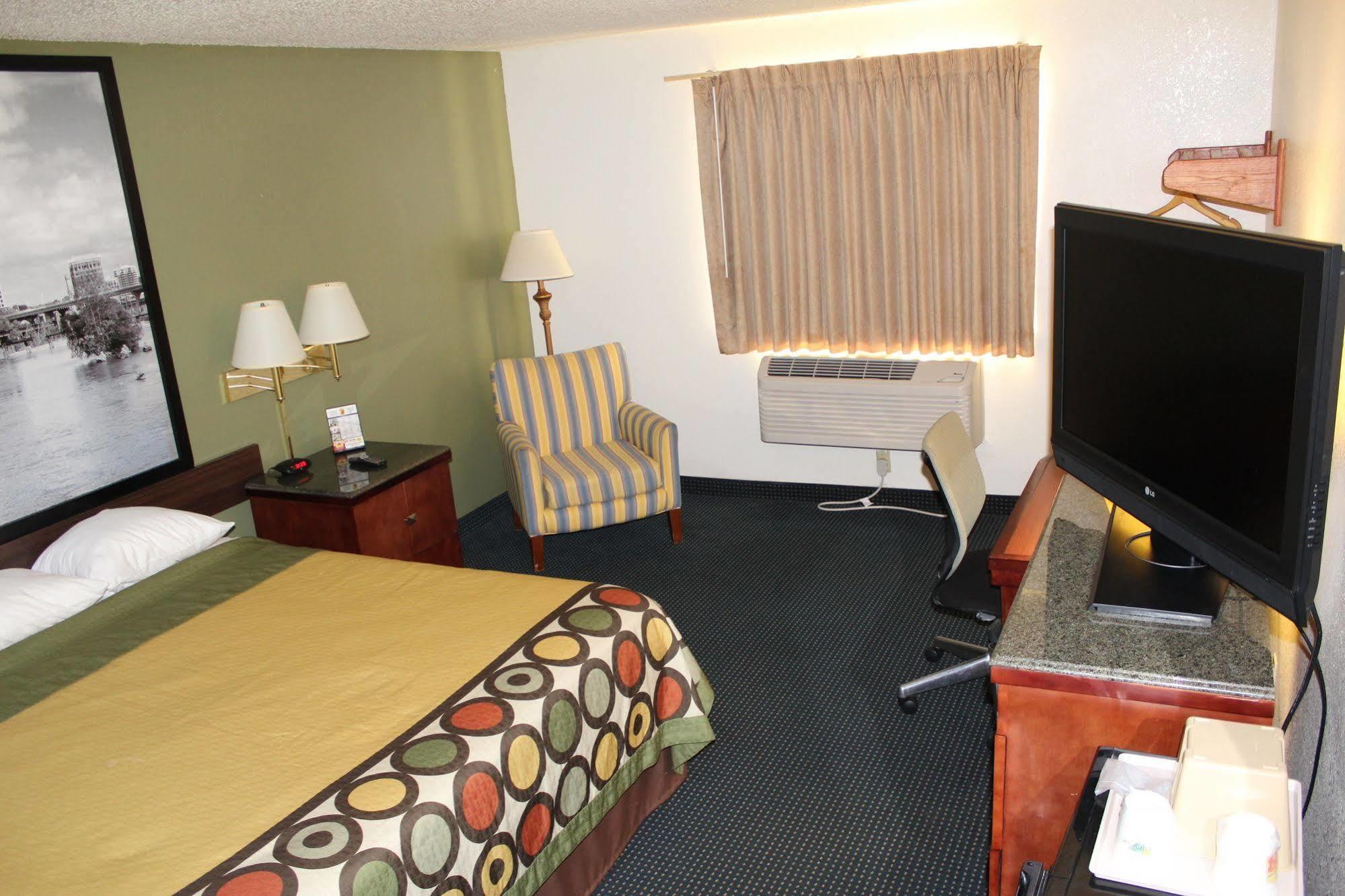 Super 8 By Wyndham Newport News/Jefferson Ave. Hotel Екстериор снимка