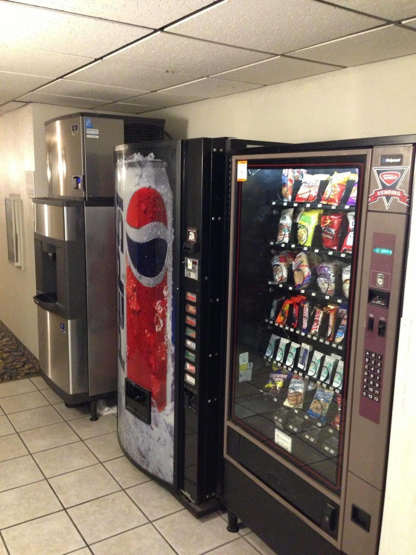 Super 8 By Wyndham Newport News/Jefferson Ave. Hotel Екстериор снимка