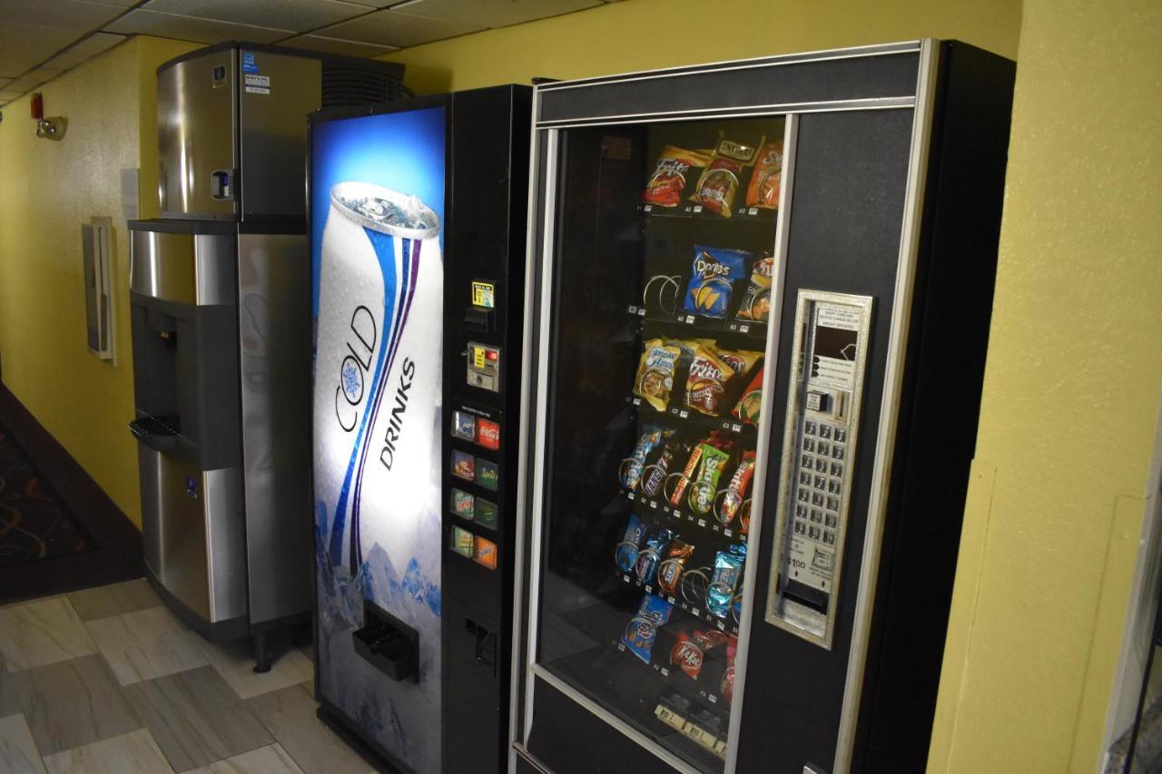 Super 8 By Wyndham Newport News/Jefferson Ave. Hotel Екстериор снимка